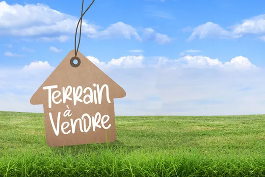 Terrain constructible de 2280 m² à Uchaux – Cadre calme et viabilisé