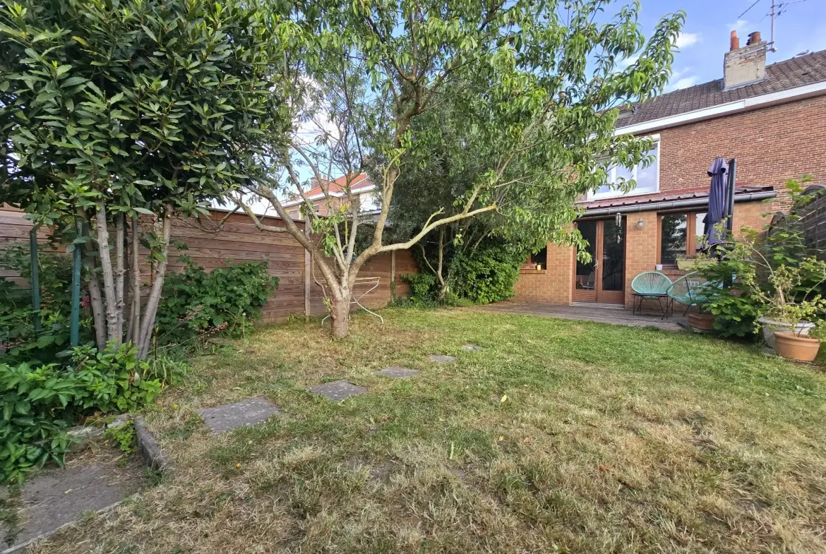 Maison rénovée de 95 m² avec jardin, garages et stationnements à Ronchin 