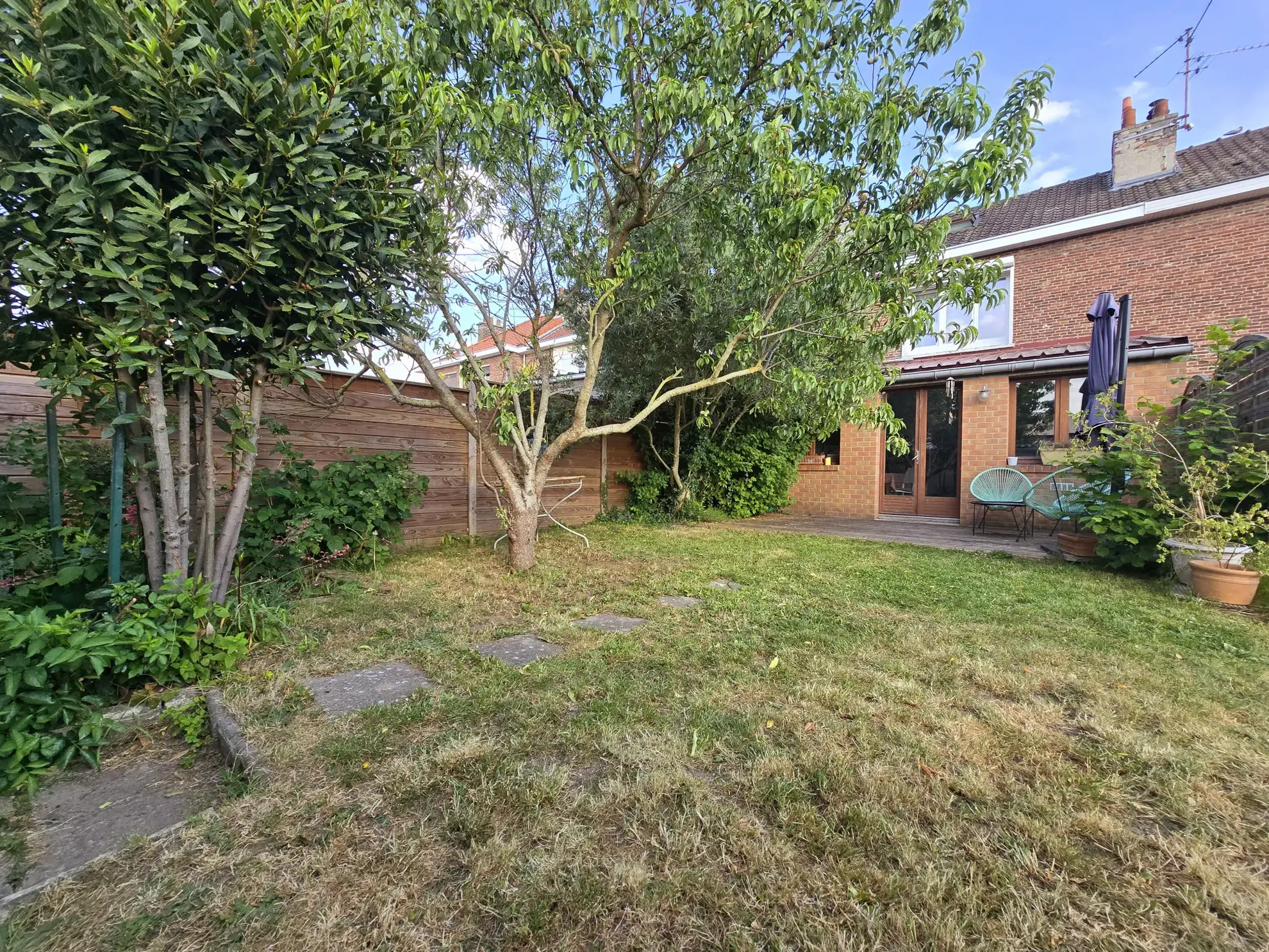 Maison rénovée de 95 m² avec jardin, garages et stationnements à Ronchin 