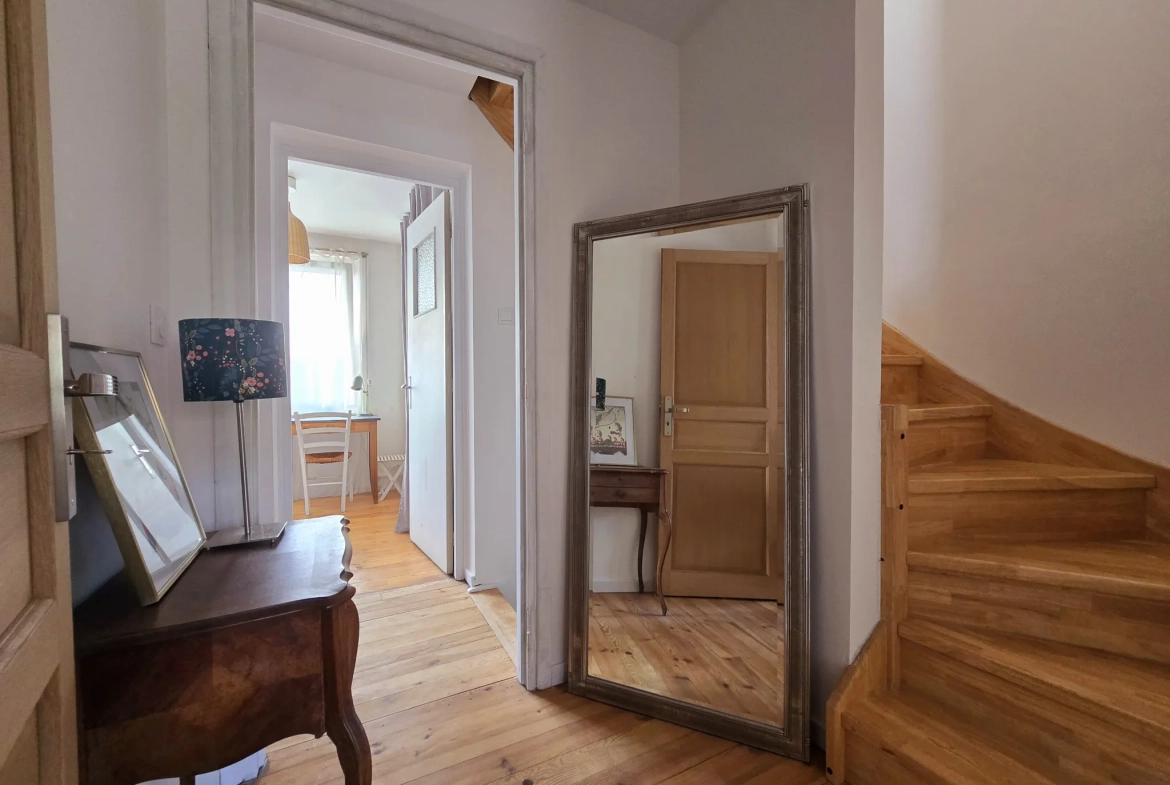 Maison rénovée de 95 m² avec jardin, garages et stationnements à Ronchin 