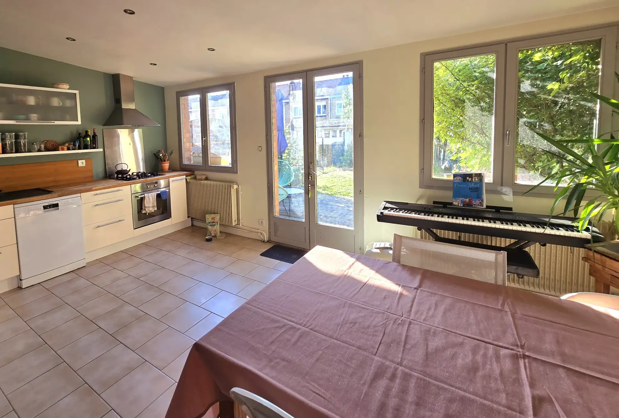 Maison rénovée de 95 m² avec jardin, garages et stationnements à Ronchin 