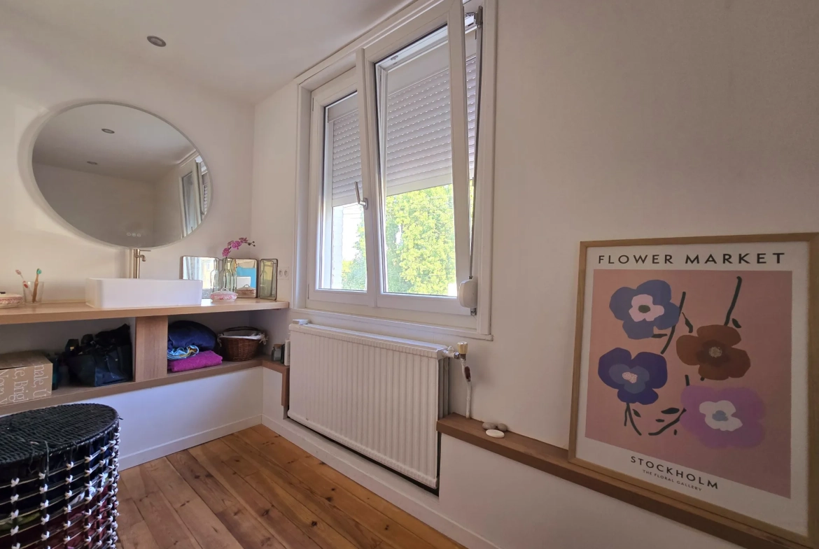 Maison rénovée de 95 m² avec jardin, garages et stationnements à Ronchin 