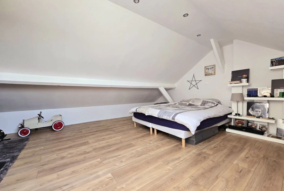 Maison rénovée de 95 m² avec jardin, garages et stationnements à Ronchin 