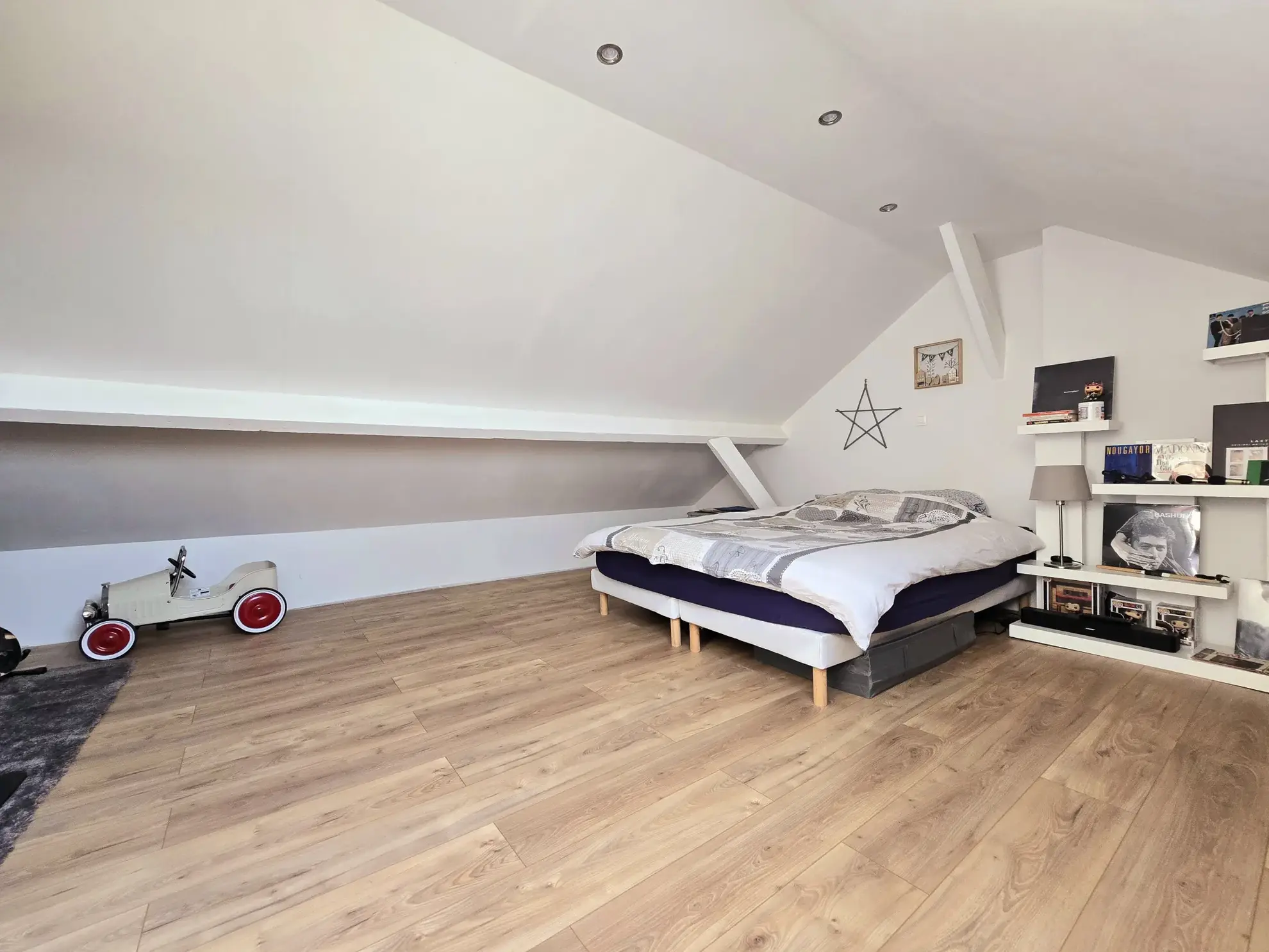 Maison rénovée de 95 m² avec jardin, garages et stationnements à Ronchin 