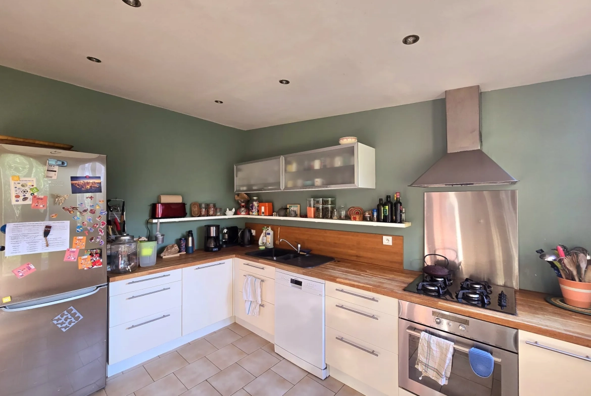 Maison rénovée de 95 m² avec jardin, garages et stationnements à Ronchin 