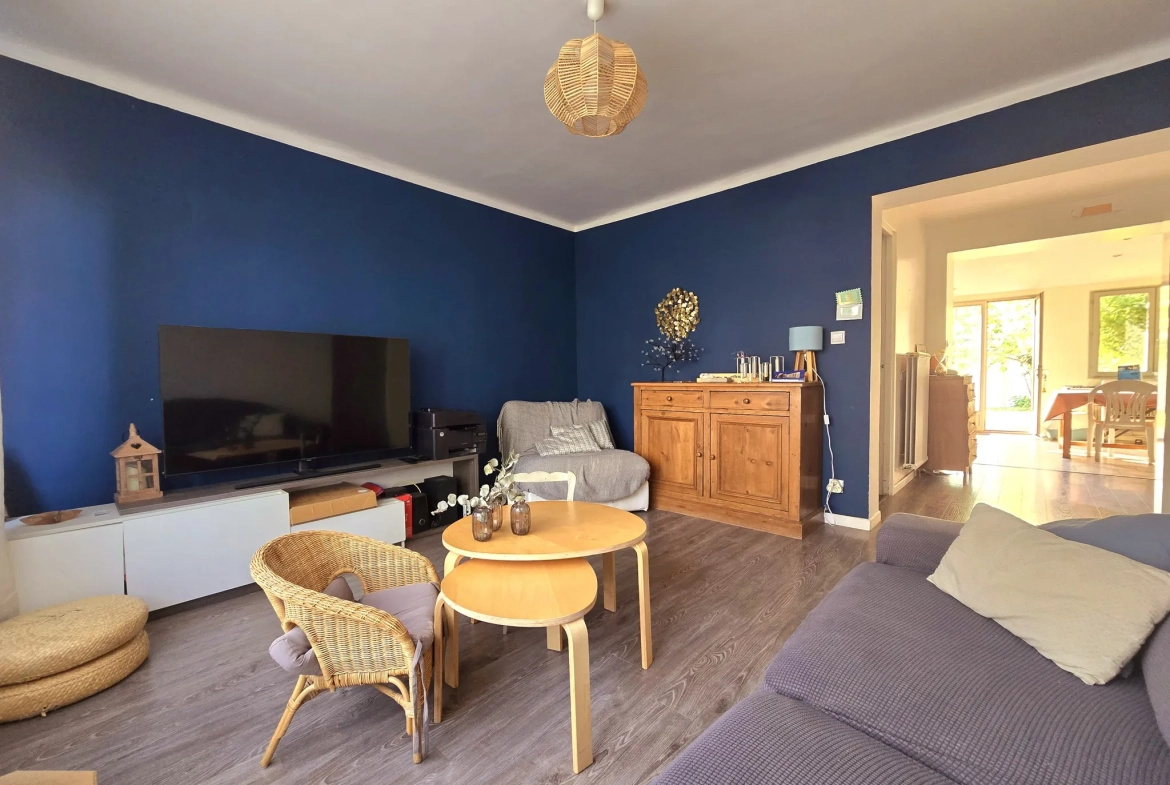 Maison rénovée de 95 m² avec jardin, garages et stationnements à Ronchin 
