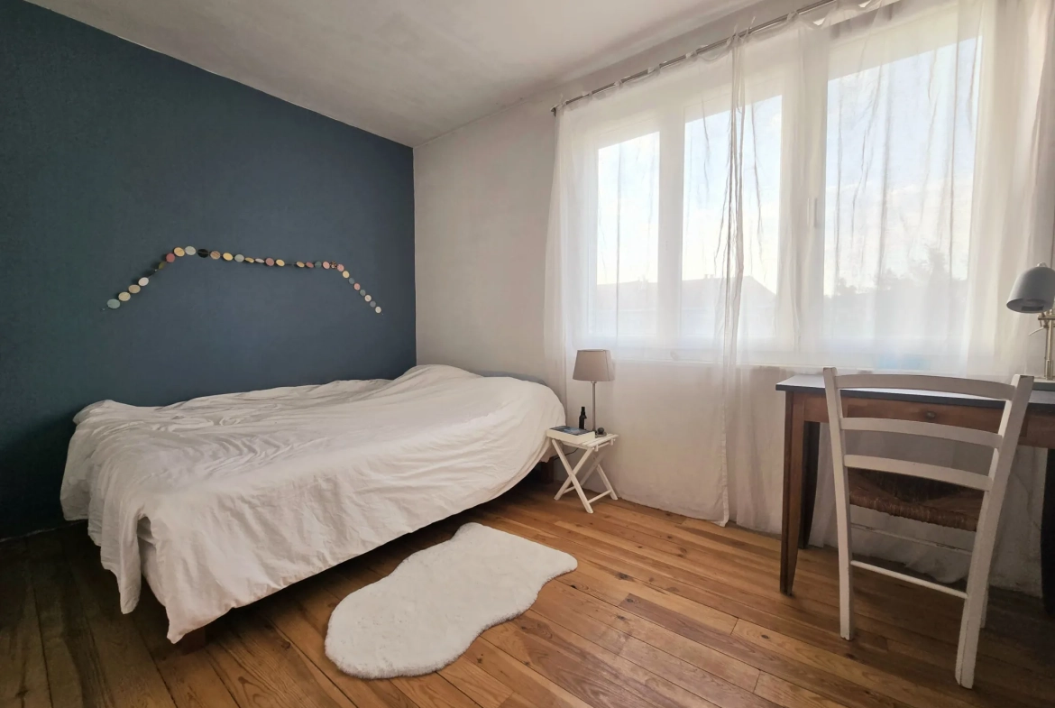 Maison rénovée de 95 m² avec jardin, garages et stationnements à Ronchin 