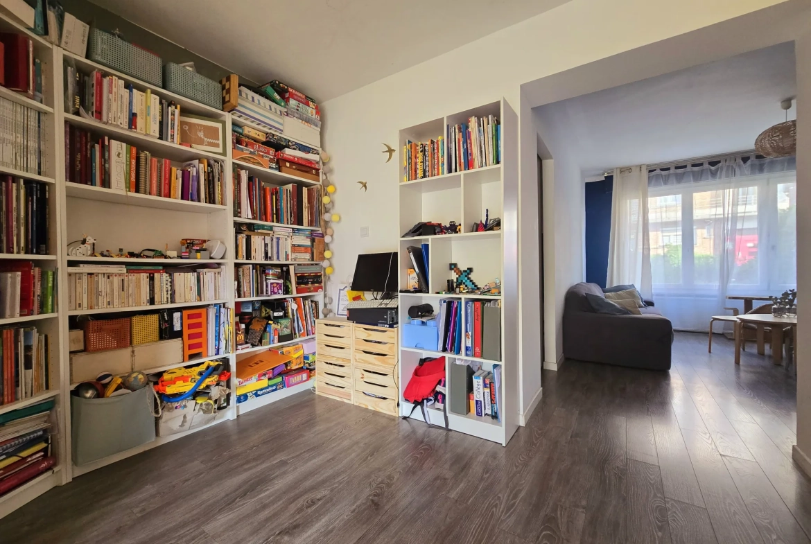 Maison rénovée de 95 m² avec jardin, garages et stationnements à Ronchin 