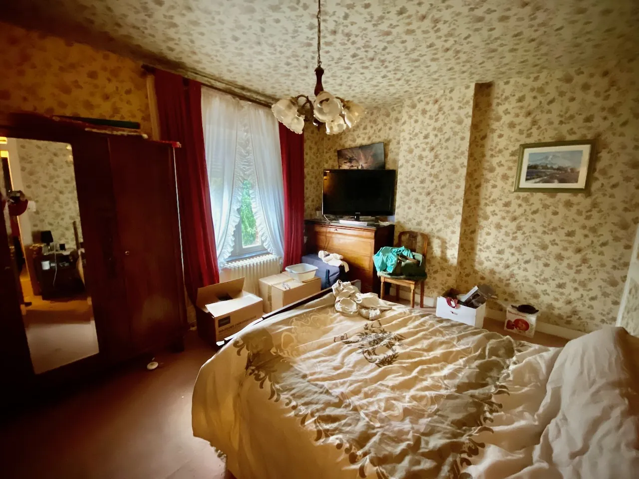 Maison à vendre à Bavay : 4 chambres, garage, véranda, dépendances, belle espace de vie 