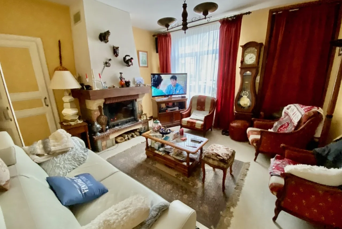 Maison à vendre à Bavay : 4 chambres, garage, véranda, dépendances, belle espace de vie 