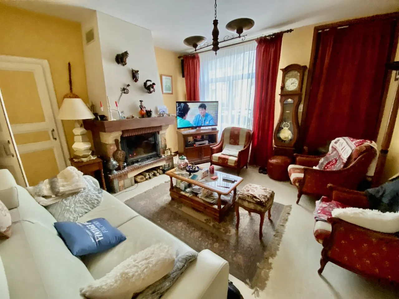 Maison à vendre à Bavay : 4 chambres, garage, véranda, dépendances, belle espace de vie 