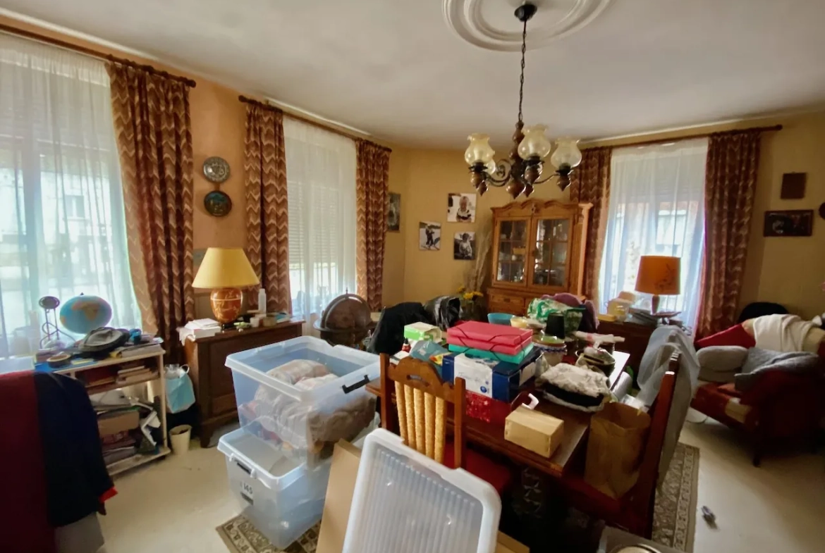 Maison à vendre à Bavay : 4 chambres, garage, véranda, dépendances, belle espace de vie 