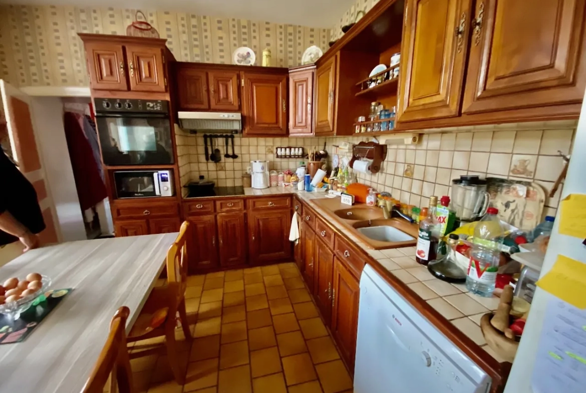 Maison à vendre à Bavay : 4 chambres, garage, véranda, dépendances, belle espace de vie 