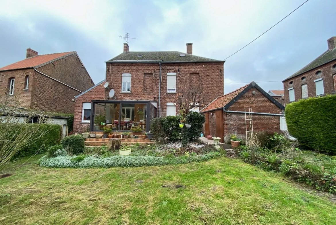 Maison à vendre à Bavay : 4 chambres, garage, véranda, dépendances, belle espace de vie 
