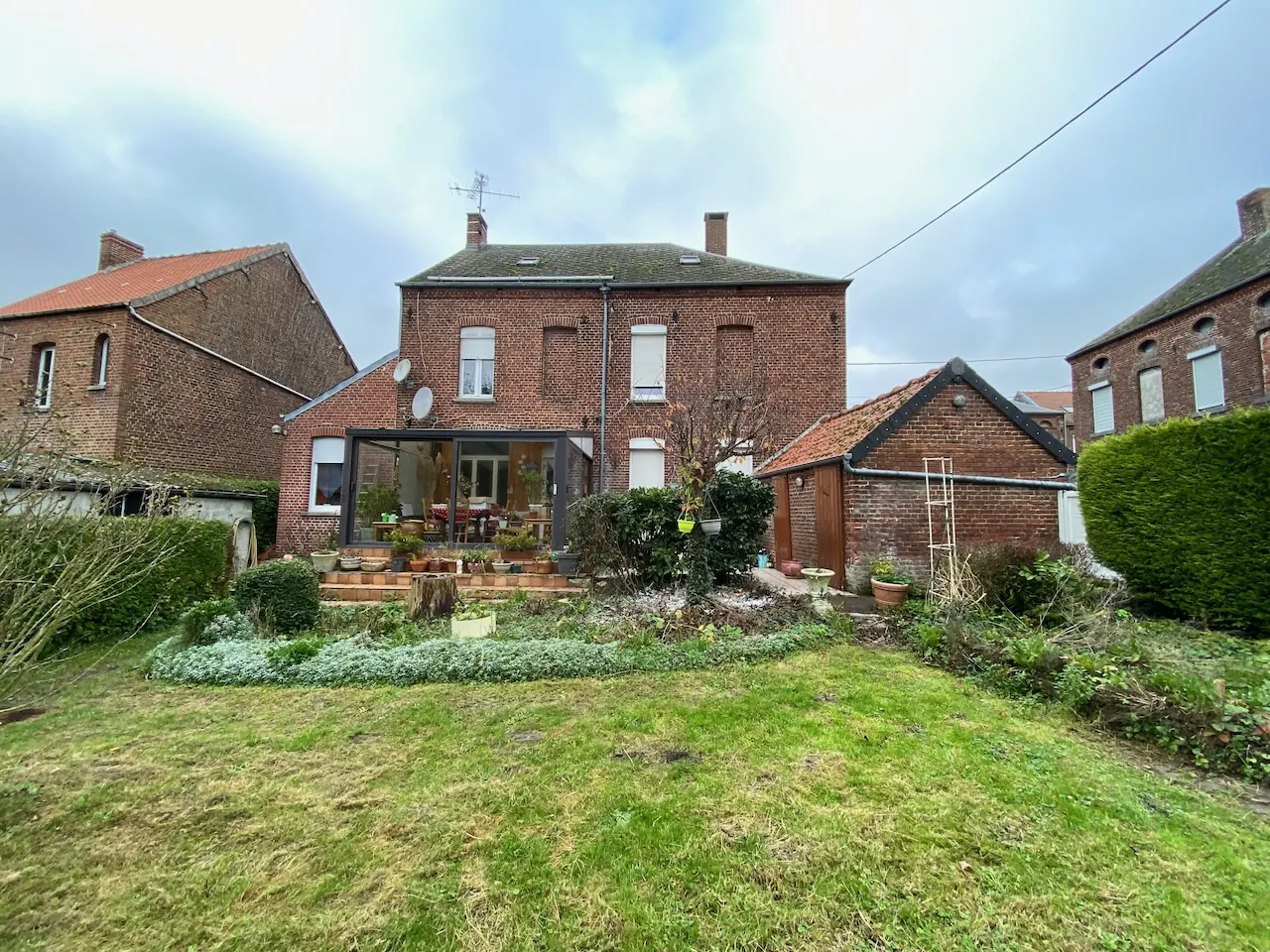 Maison à vendre à Bavay : 4 chambres, garage, véranda, dépendances, belle espace de vie 