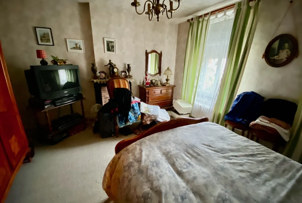 Maison à vendre à Bavay : 4 chambres, garage, véranda, dépendances, belle espace de vie 