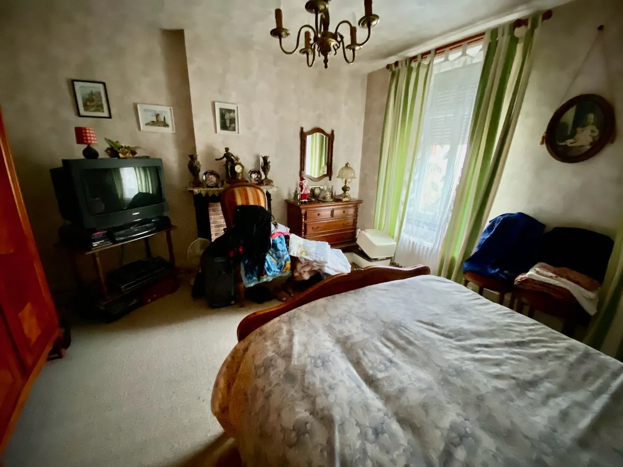 Maison à vendre à Bavay : 4 chambres, garage, véranda, dépendances, belle espace de vie 