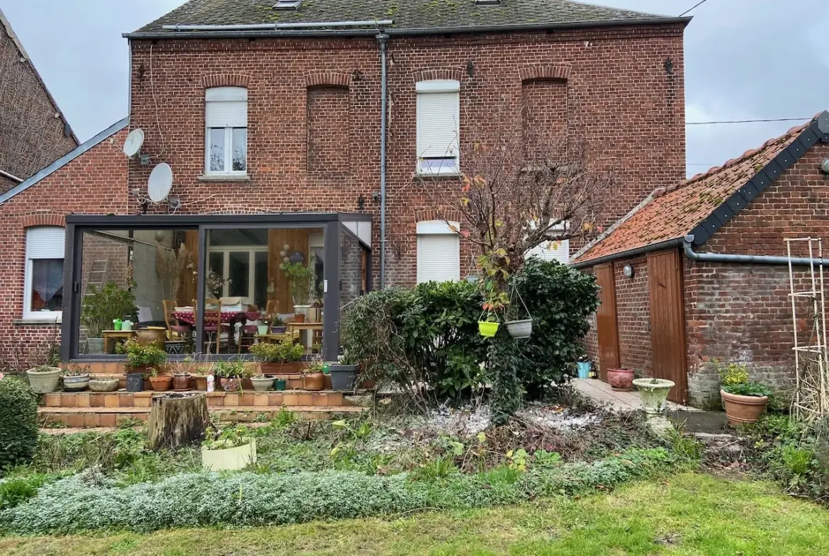 Maison à vendre à Bavay : 4 chambres, garage, véranda, dépendances, belle espace de vie 