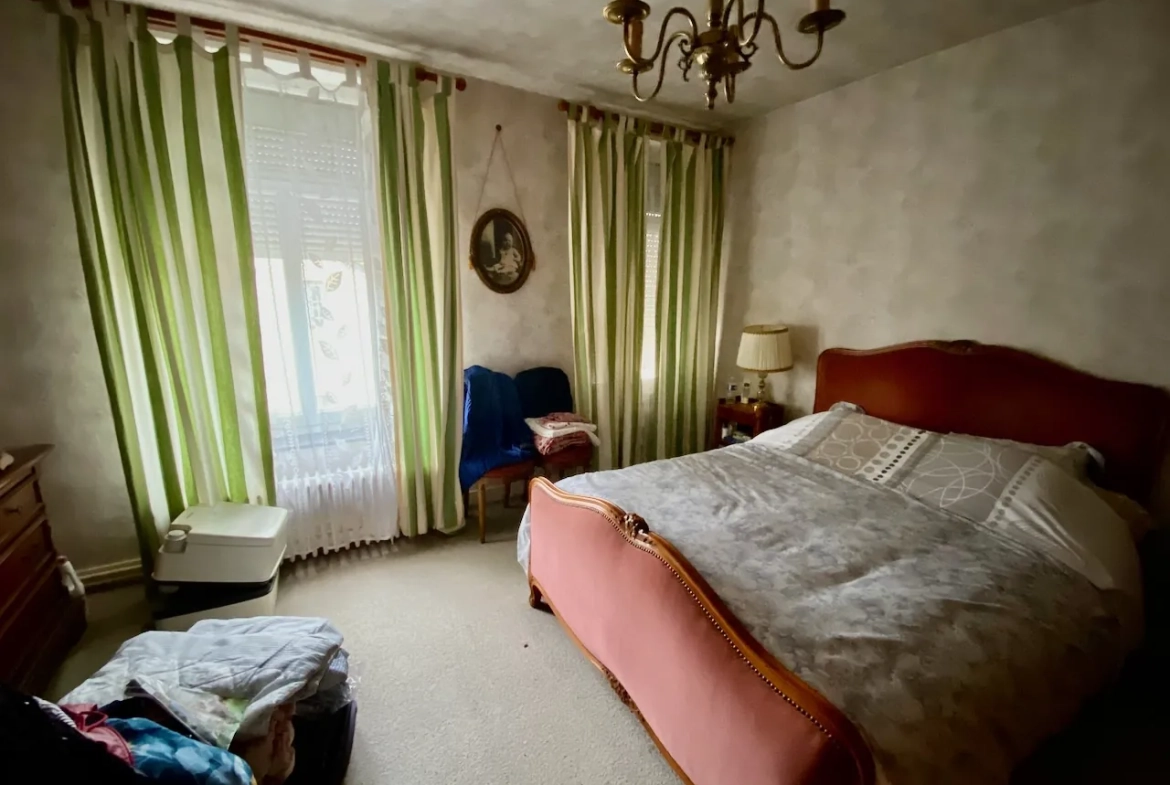 Maison à vendre à Bavay : 4 chambres, garage, véranda, dépendances, belle espace de vie 