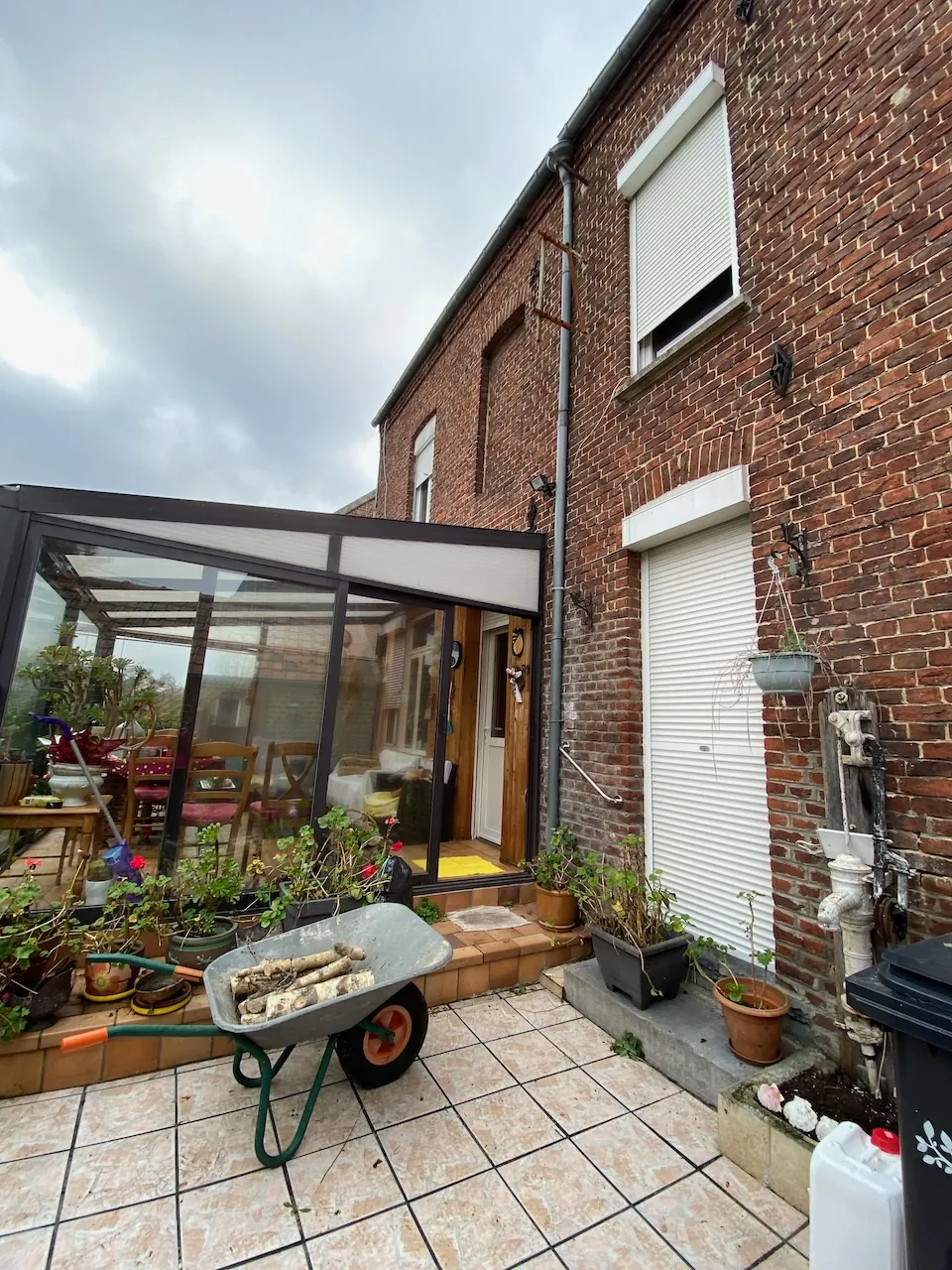 Maison à vendre à Bavay : 4 chambres, garage, véranda, dépendances, belle espace de vie 