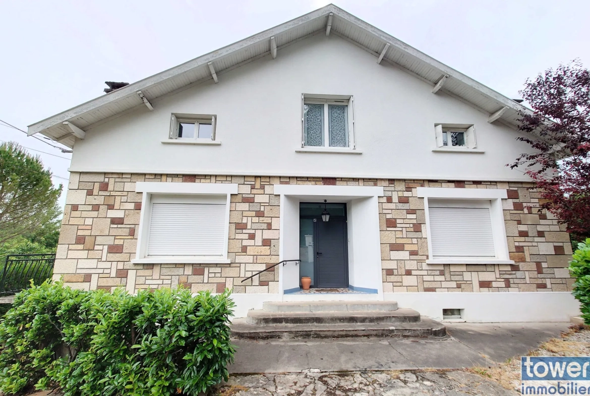 Maison 197 m² à Villefranche-de-Rouergue avec jardins et appartements séparés 