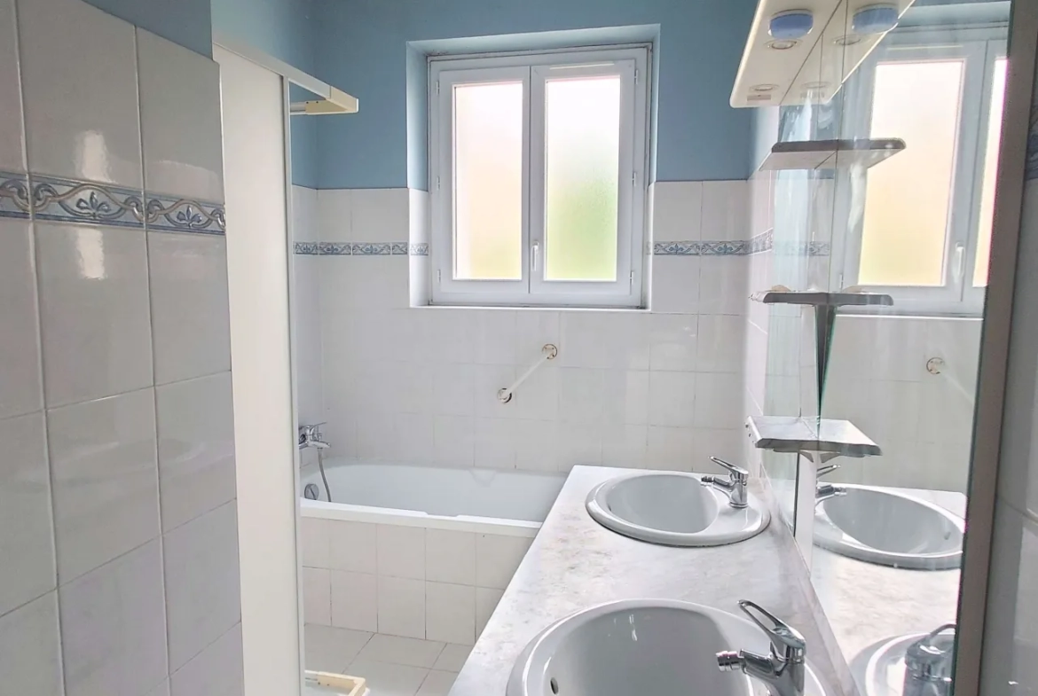 Maison 197 m² à Villefranche-de-Rouergue avec jardins et appartements séparés 