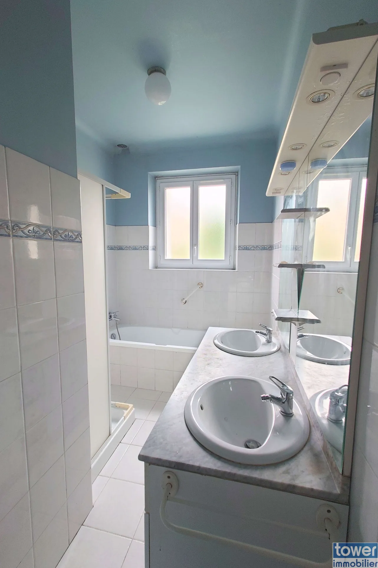 Maison 197 m² à Villefranche-de-Rouergue avec jardins et appartements séparés 