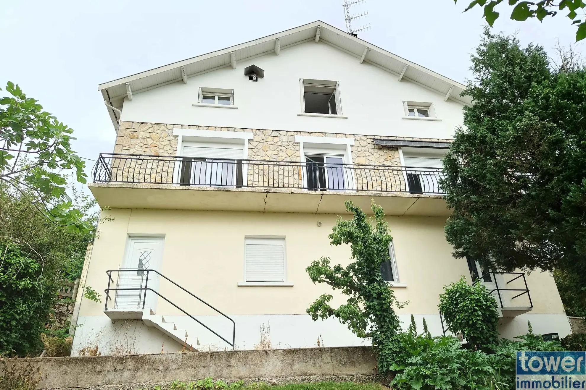 Maison 197 m² à Villefranche-de-Rouergue avec jardins et appartements séparés 