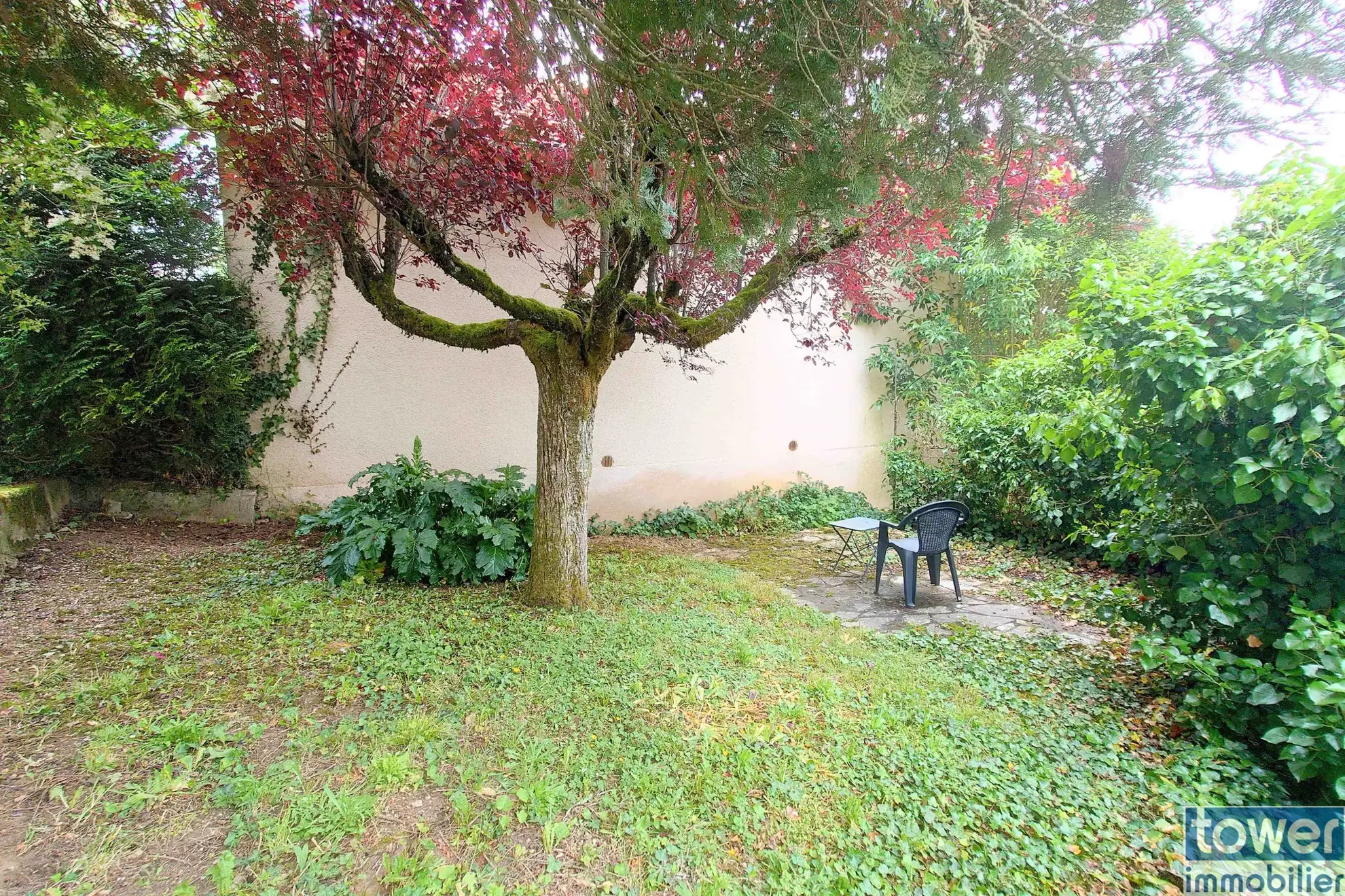 Maison 197 m² à Villefranche-de-Rouergue avec jardins et appartements séparés 