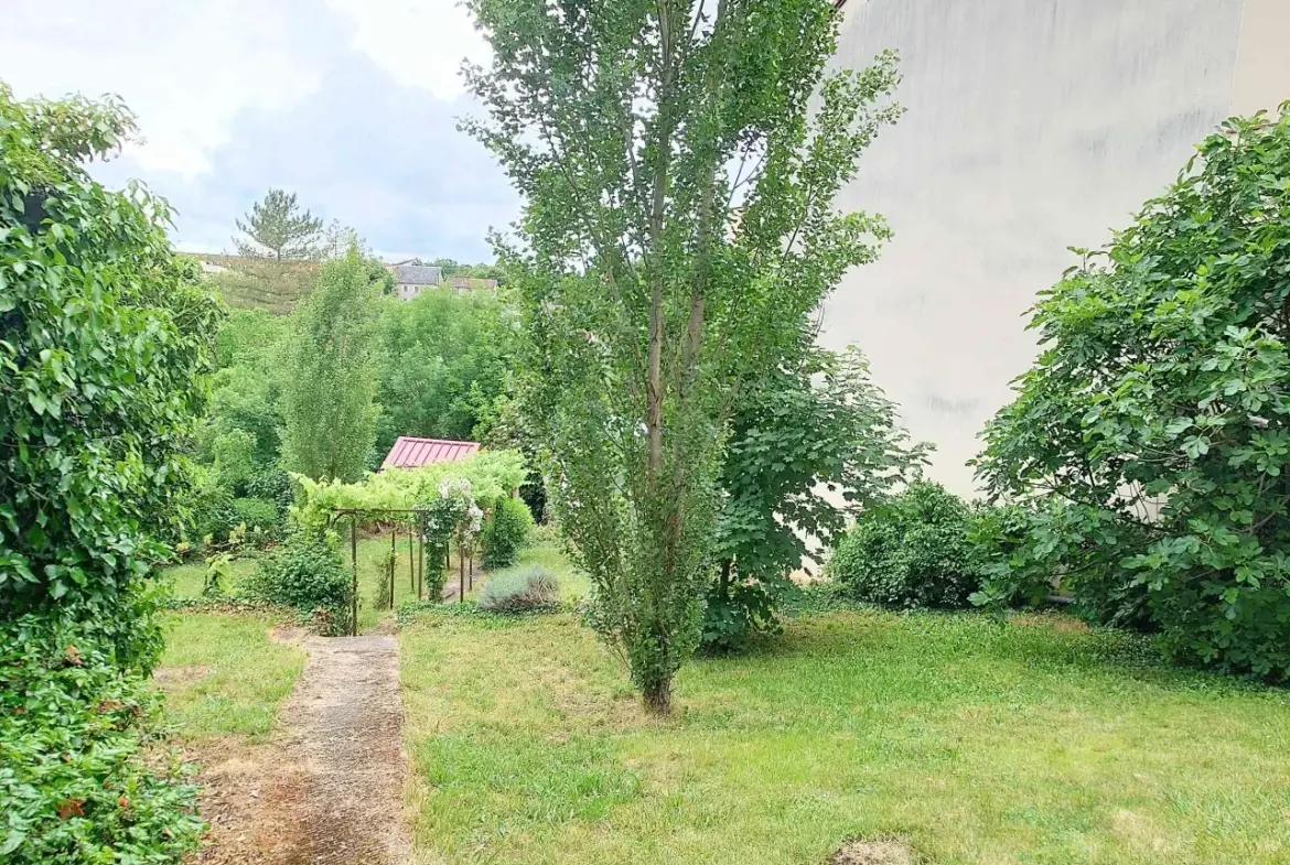 Maison 197 m² à Villefranche-de-Rouergue avec jardins et appartements séparés 