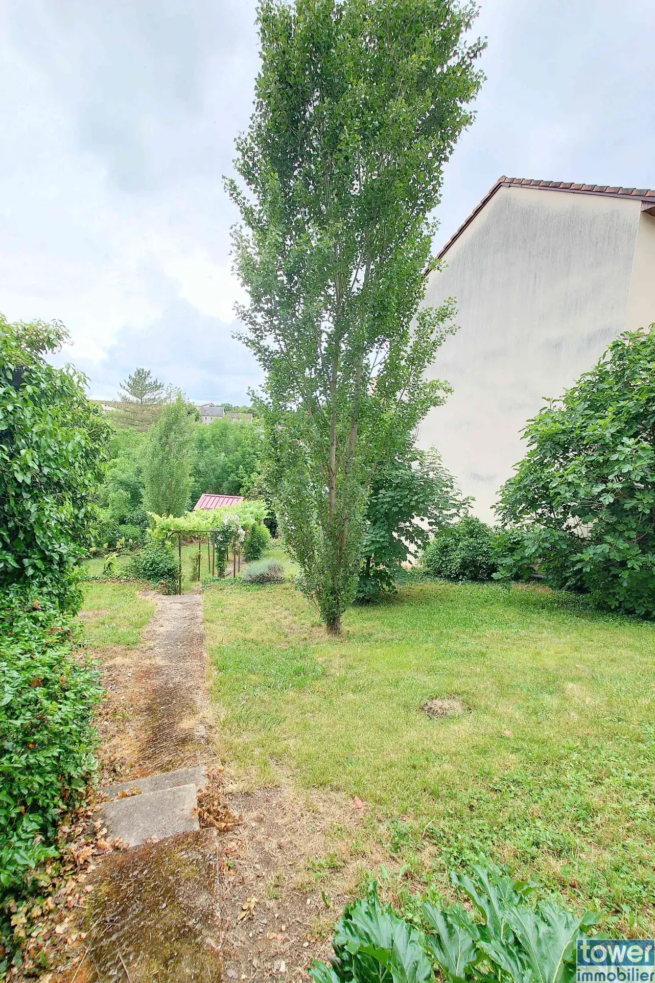 Maison 197 m² à Villefranche-de-Rouergue avec jardins et appartements séparés 