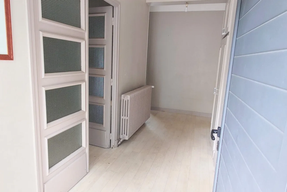 Maison 197 m² à Villefranche-de-Rouergue avec jardins et appartements séparés 