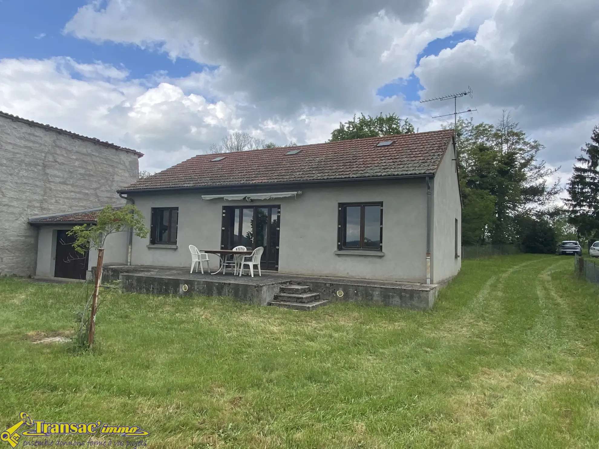 Maison de plain-pied à Saint-Dier-D'Auvergne avec jardin et garage 
