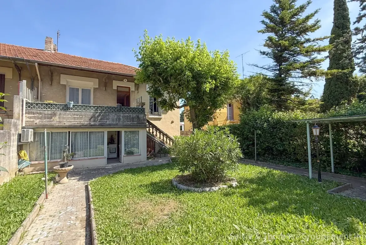 Maison à vendre de 130 m² avec jardin, garages et double entrée à Orange 