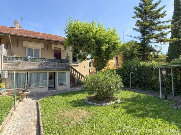 Maison à vendre de 130 m² avec jardin, garages et double entrée à Orange