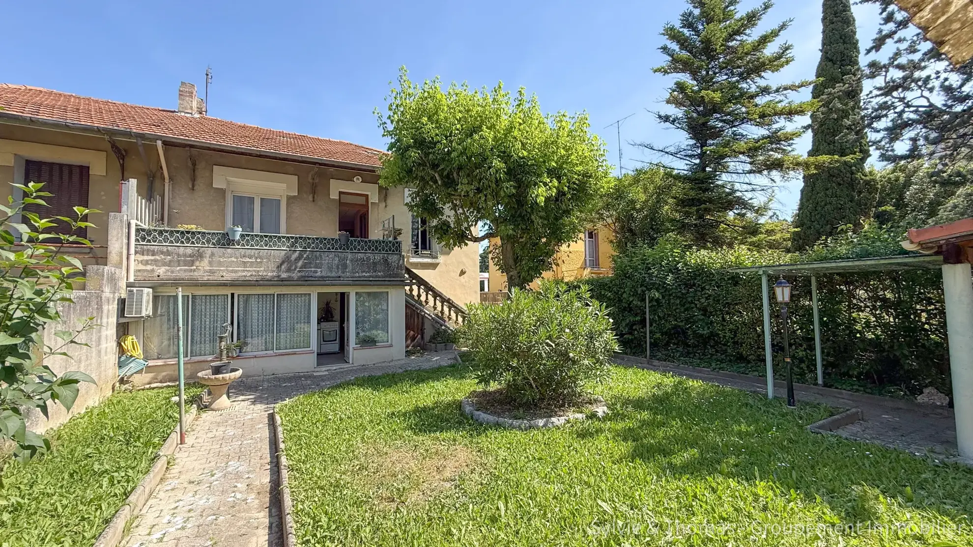 Maison à vendre de 130 m² avec jardin, garages et double entrée à Orange 