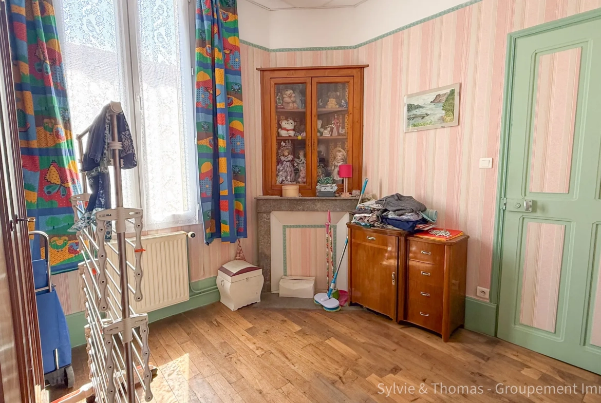 Maison à vendre de 130 m² avec jardin, garages et double entrée à Orange 