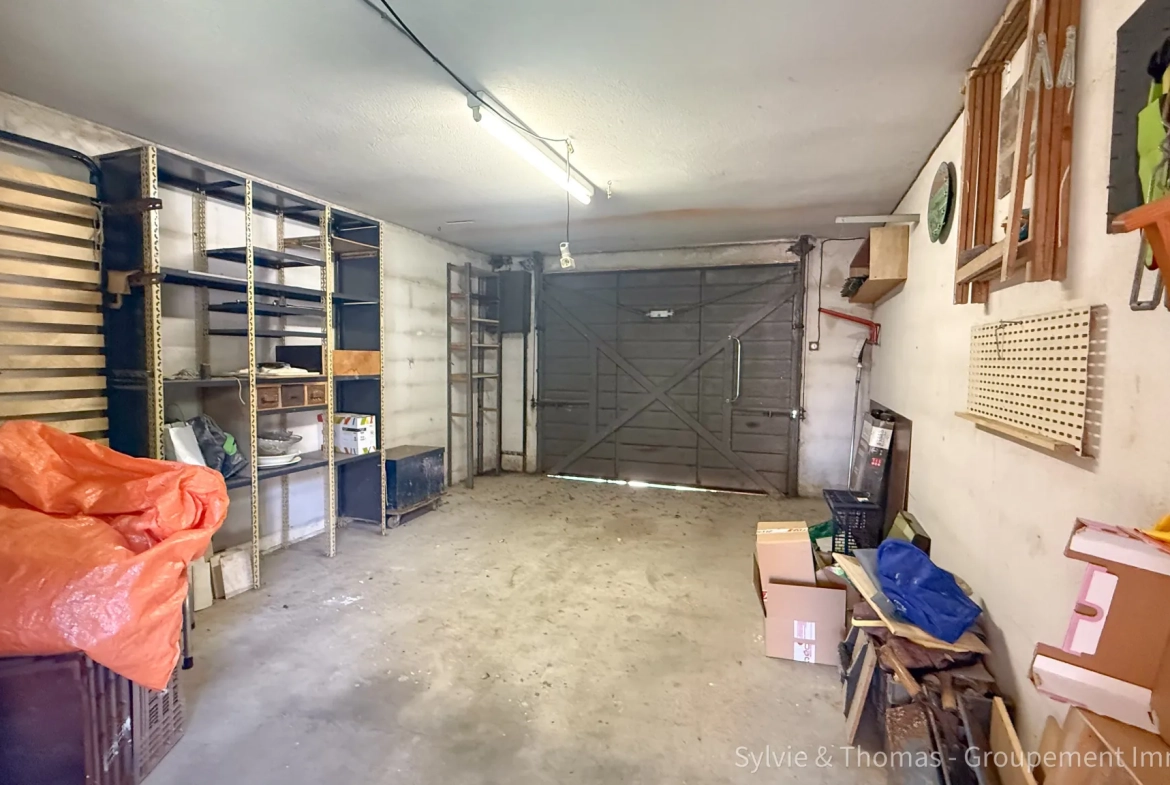 Maison à vendre de 130 m² avec jardin, garages et double entrée à Orange 