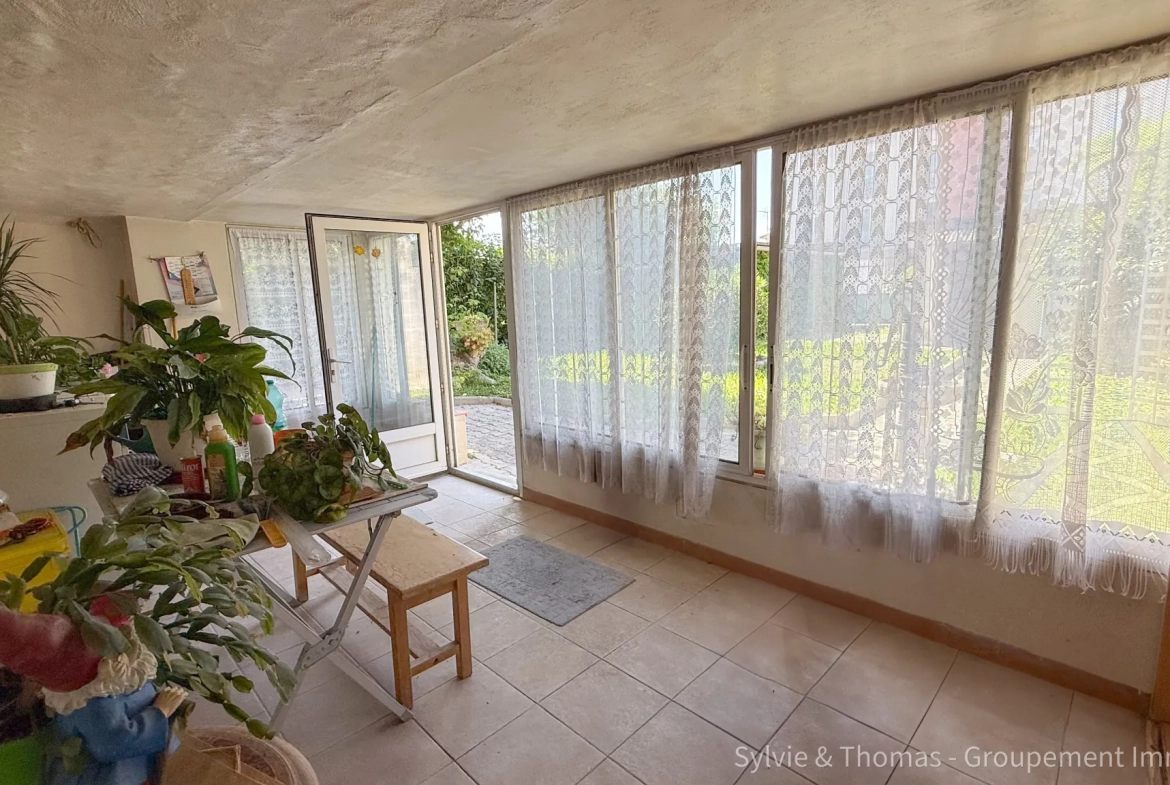 Maison à vendre de 130 m² avec jardin, garages et double entrée à Orange 