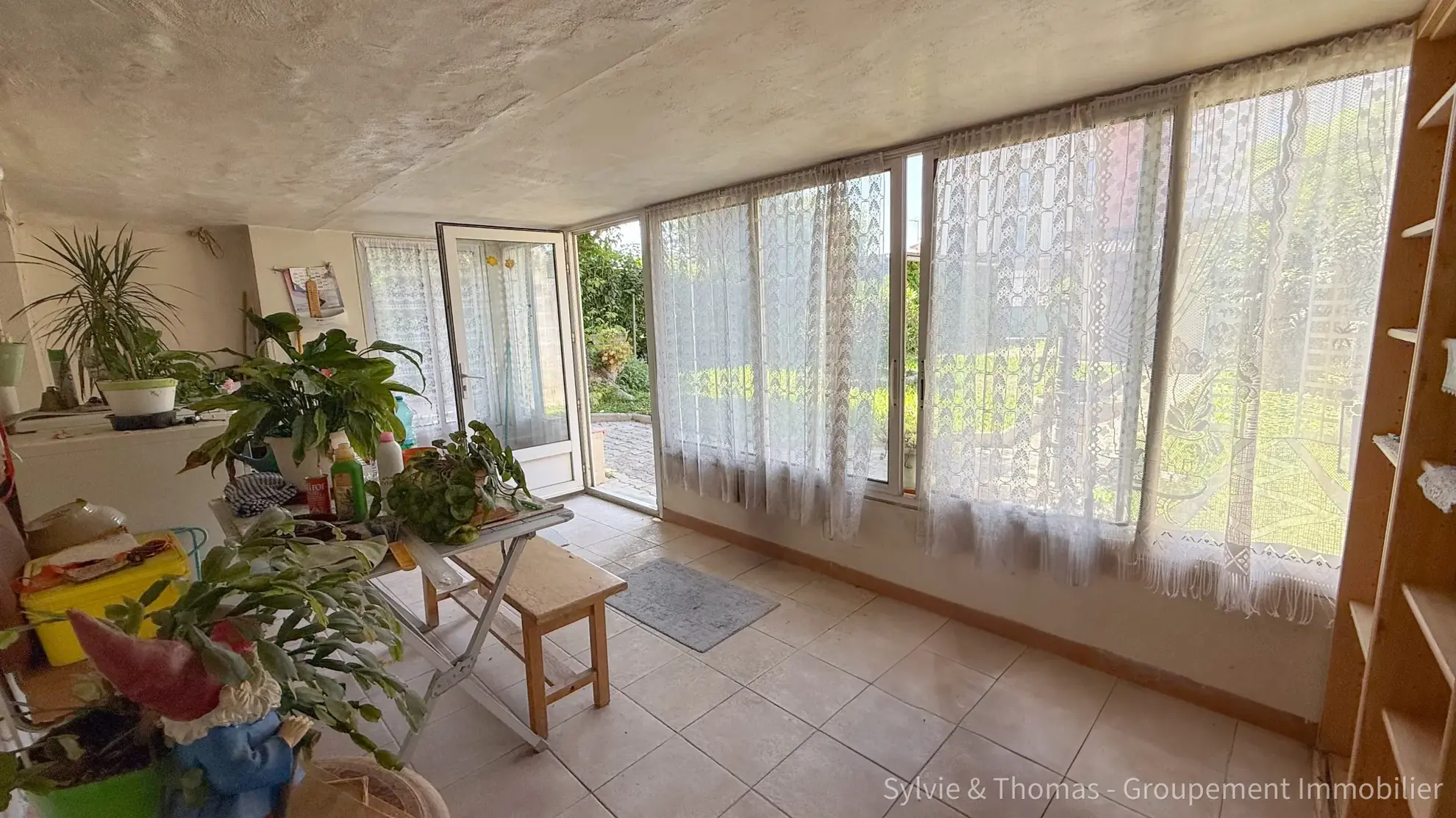 Maison à vendre de 130 m² avec jardin, garages et double entrée à Orange 
