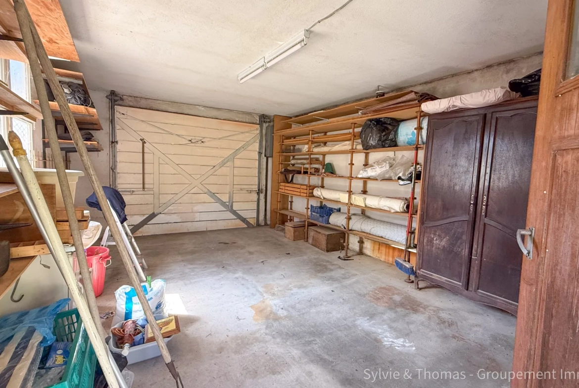 Maison à vendre de 130 m² avec jardin, garages et double entrée à Orange 