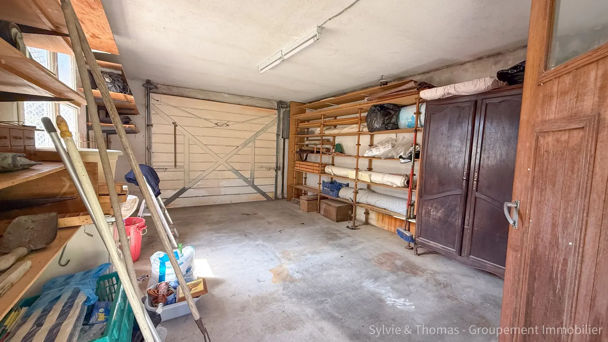 Maison à vendre de 130 m² avec jardin, garages et double entrée à Orange 