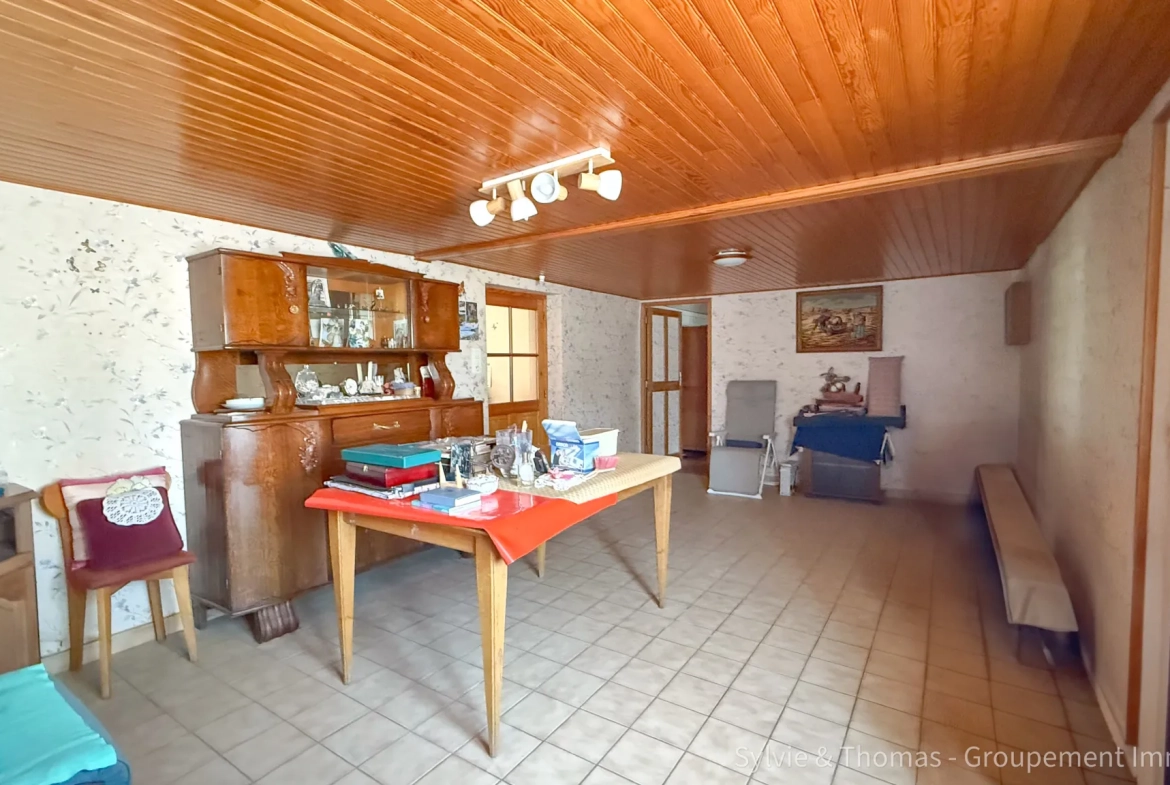 Maison à vendre de 130 m² avec jardin, garages et double entrée à Orange 