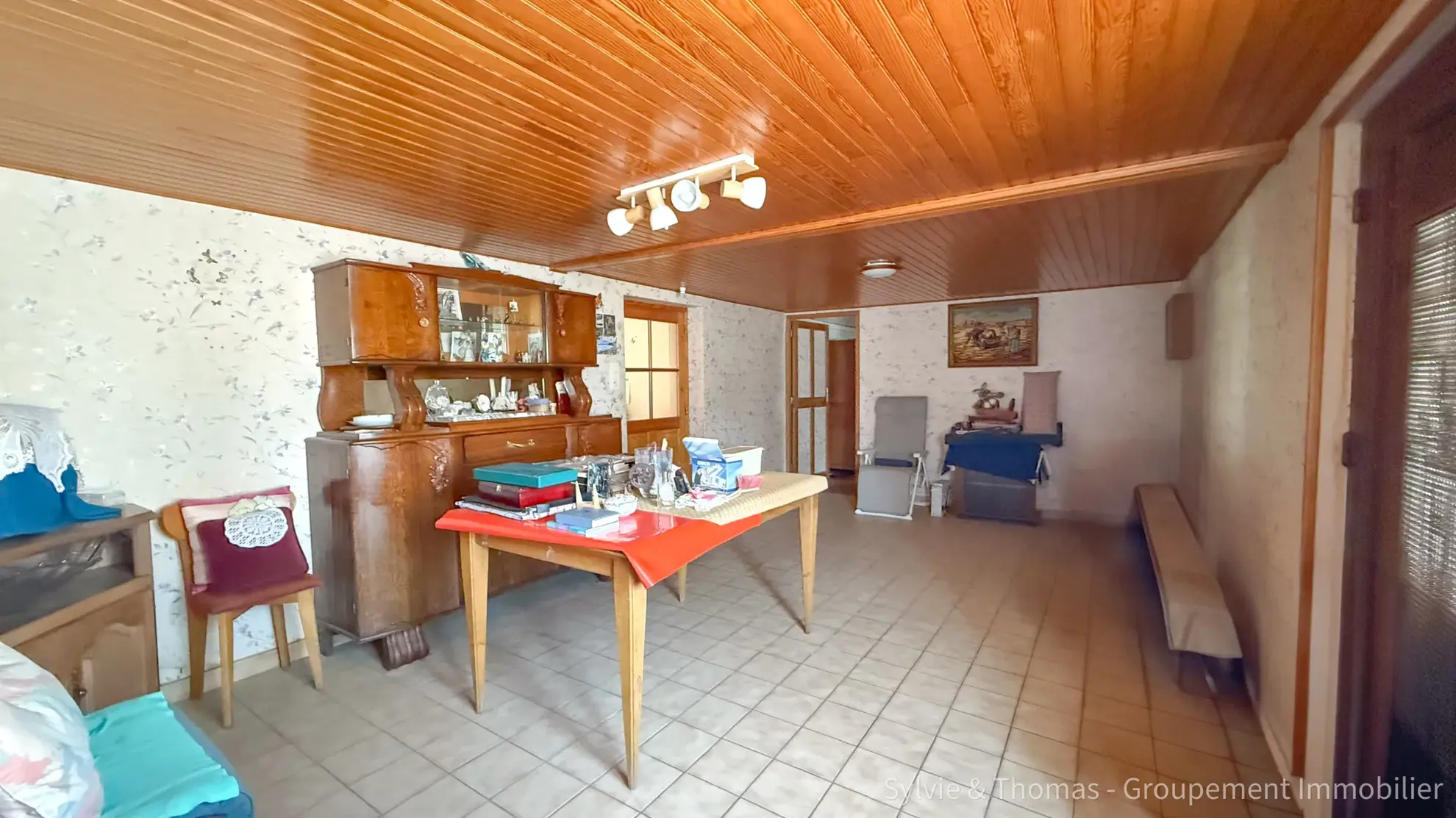 Maison à vendre de 130 m² avec jardin, garages et double entrée à Orange 