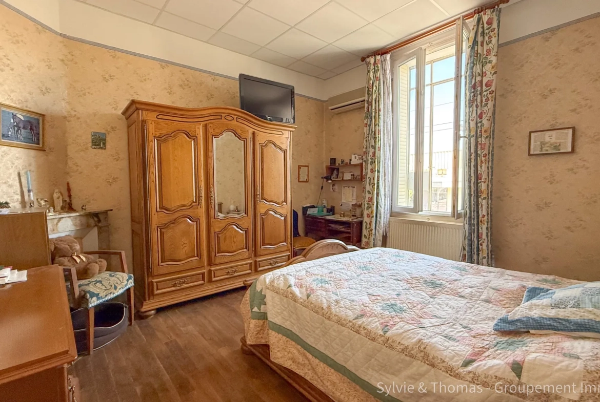 Maison à vendre de 130 m² avec jardin, garages et double entrée à Orange 
