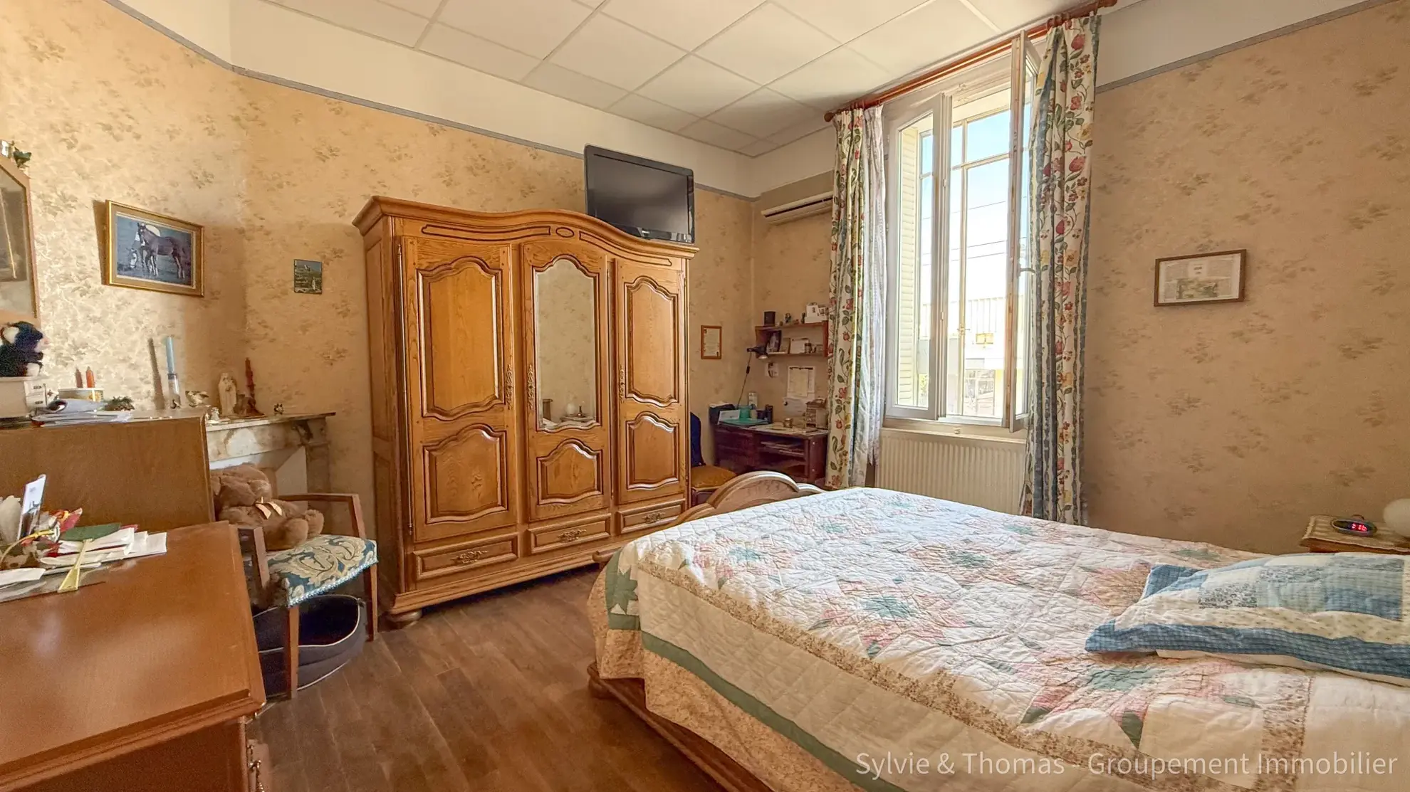 Maison à vendre de 130 m² avec jardin, garages et double entrée à Orange 