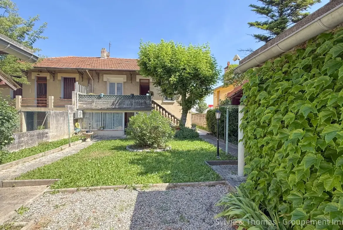 Maison à vendre de 130 m² avec jardin, garages et double entrée à Orange 