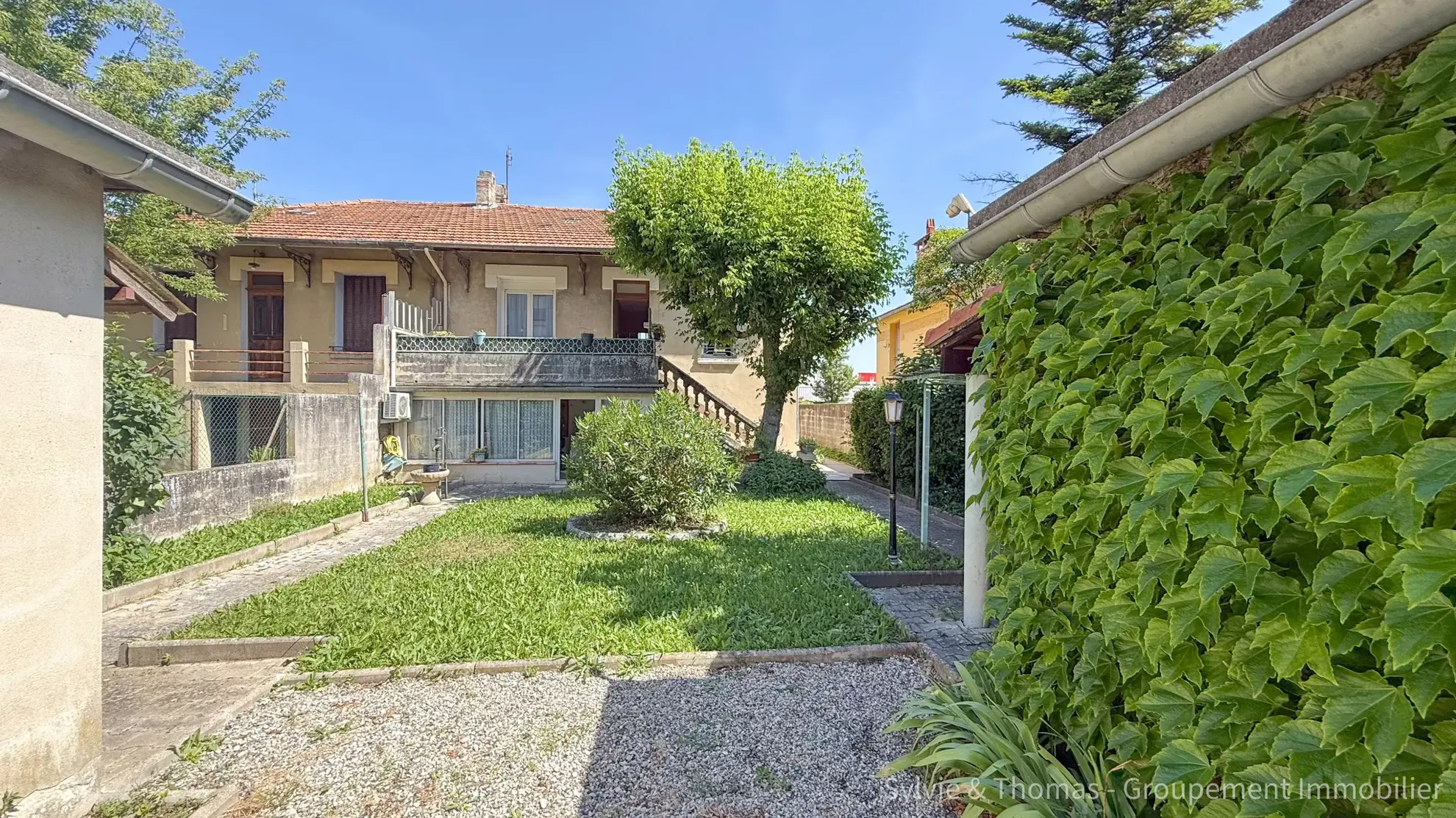Maison à vendre de 130 m² avec jardin, garages et double entrée à Orange 