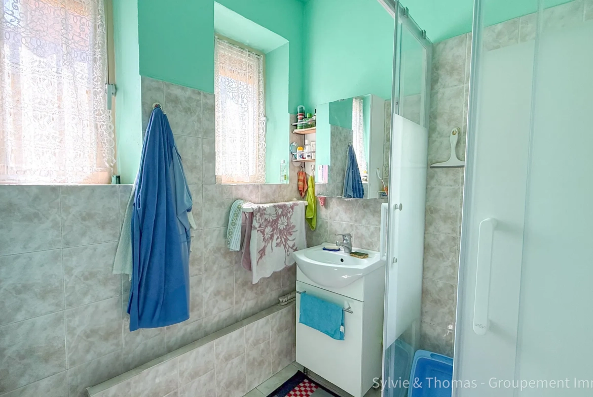 Maison à vendre de 130 m² avec jardin, garages et double entrée à Orange 