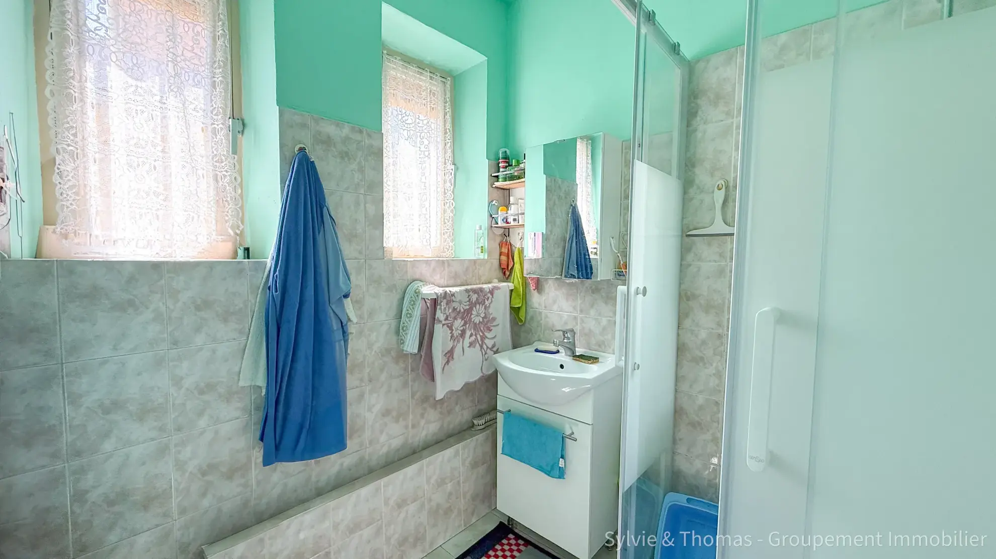 Maison à vendre de 130 m² avec jardin, garages et double entrée à Orange 